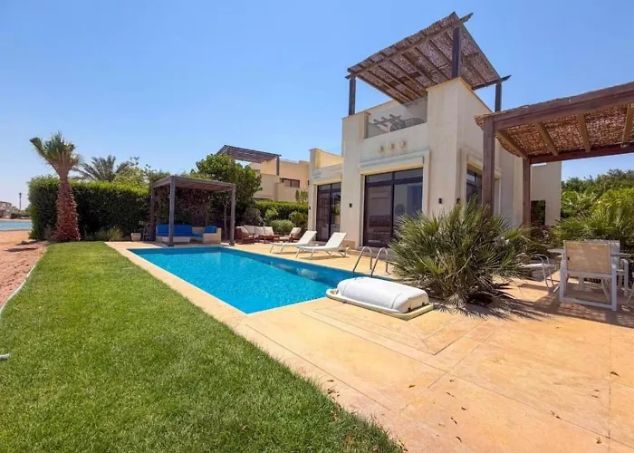 Stylish 4br Lux Pool Near Marina, Nanny Hurghada